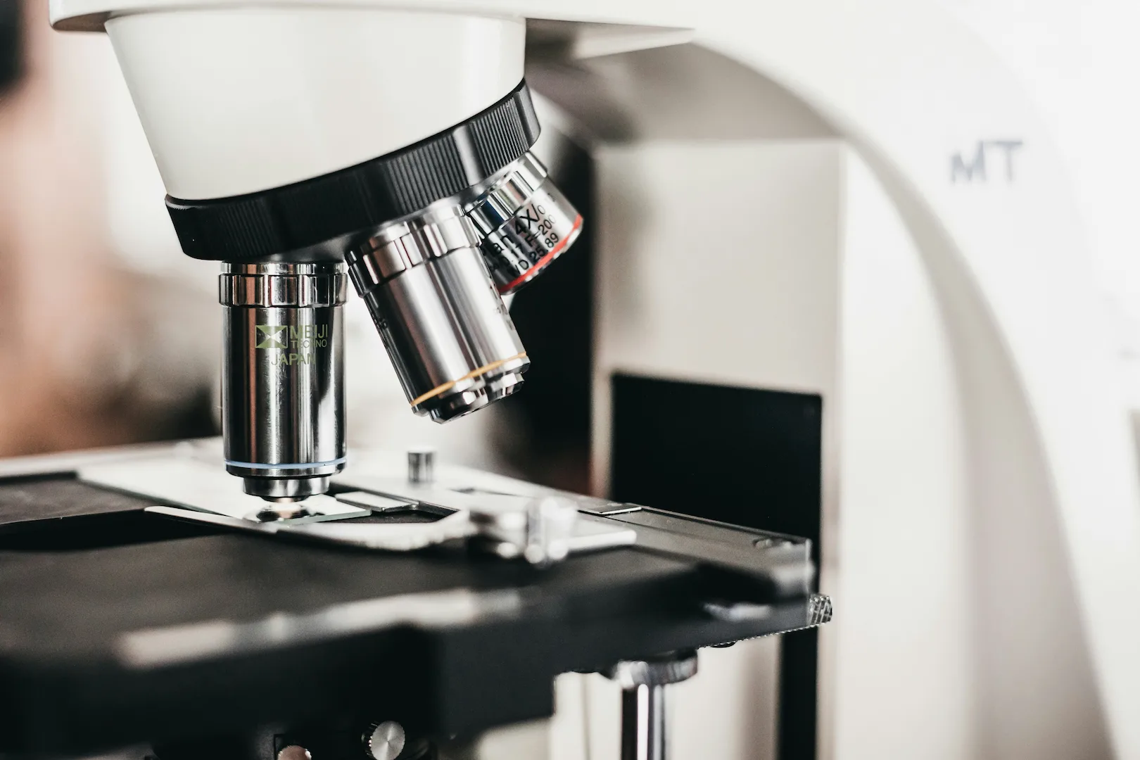 Genetic correlation, pleiotropic loci and shared risk genes between major depressive disorder and gastrointestinal tract disorders